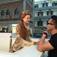 Aksi sulap Demian Aditya bersama Yulia (Ibnu Anshari/Bintang.com)