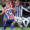 Penyerang Real Sociedad asal Spanyol bernomor punggung 07, Ander Barrenetxea, berebut bola dengan bek Atletico Madrid asal Spanyol bernomor punggung 24, Robin Le Normand, dan bek Atletico Madrid asal Italia bernomor punggung 03, Matteo Ruggeri, selama pertandingan final Copa del Rey (Piala Raja) antara Club Atletico de Madrid dan Real Sociedad di stadion La Cartuja di Sevilla pada 19 April 2026. (Thomas COEX/AFP)