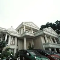 Karena rumah dalam proses perombakan, keluarga Anang dan Ashanty sekarang ini tinggal di apartemen. Renovasi digarap oleh 8 orang sebagai tim inti. (YouTube/The Hermansyah A6)