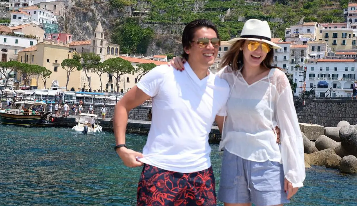 Luna Maya dan Reino Barack kerap menghabiskan waktu bersama dengan berlibur. Salah satunya adalah saat mereka berlibur ke Eropa. (Foto: instagram.com/lunamaya)