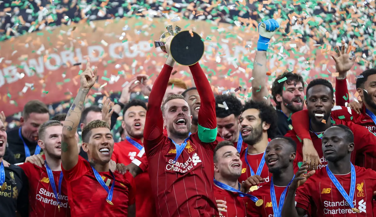 Para pemain Liverpool merayakan gelar juara Piala Dunia Antarklub 2019 setelah mengalahkan Flamengo di Stadion Internasional Khalifa, Doha, Minggu (21/12). Liverpool menang 1-0 atas Flamengo. (AFP/Karim Jaafar)