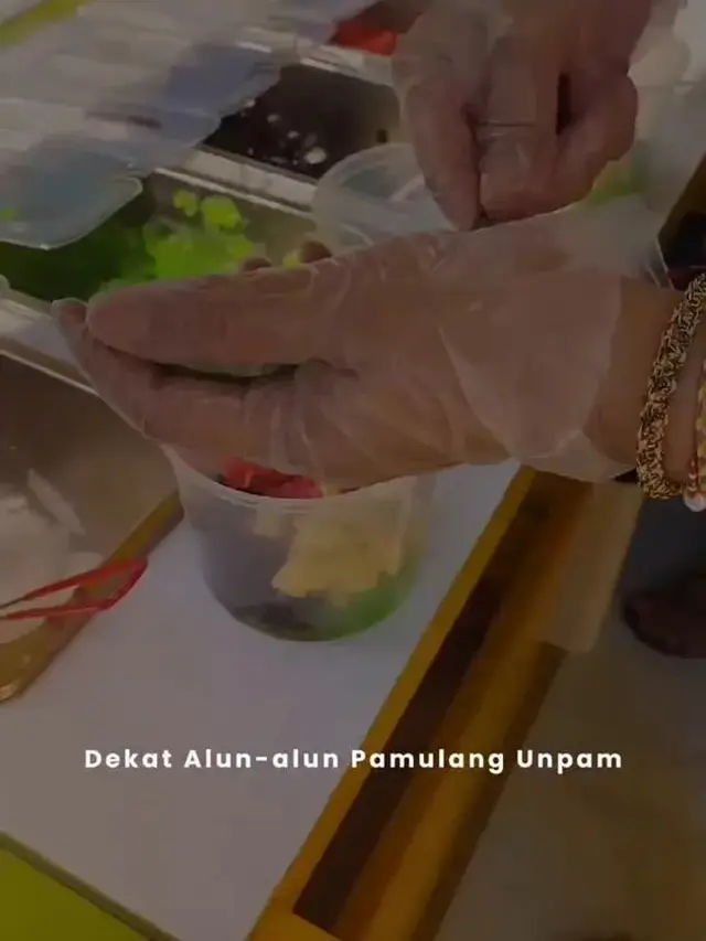 Potret Kios Kontainer Es Teler Kalina Ocktaranny, Ramai Didatangi Pembeli: Kisah Sukses Bisnis Kuliner Artis
