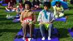Dua peserta mengikuti ‘Kompetisi Bengong’ atau Space Out Competition di sebuah taman di Seoul, Korea Selatan, (22/5). Sebanyak 60 orang menghabiskan 90 menit duduk tanpa bicara, tidur, makan, apa lagi menggunakan perangkat teknologi. (Jung YEON - JE/AFP)
