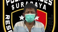 MS (45), pencuri kabel milik PT KAI di Jalan Ahmad Yani  Surabaya. (Dian Kurniawan/Liputan6.com).