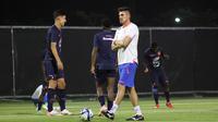 Pelatih Timnas Ekuador U-17, Diego Martinez (tengah), menyaksikan dengan seksama anak asuhnya saat menjalani latihan di Lapangan Latihan A Stadion Gelora Bung Tomo (GBT), Surabaya, Jawa Timur, Selasa (7/11/2023). (Bola.com/Aditya Wany)
