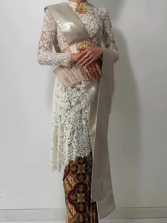 Tampilannya semakin indonesia dengan kain batik lilitnya. [@kiranalarasati]