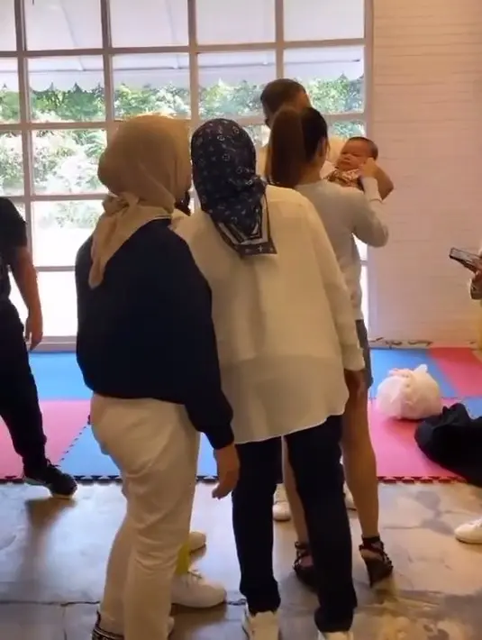 Nikita Willy dan Baby Izz kembali ke Indonesia (Instagram/nikitawillyofficial94)