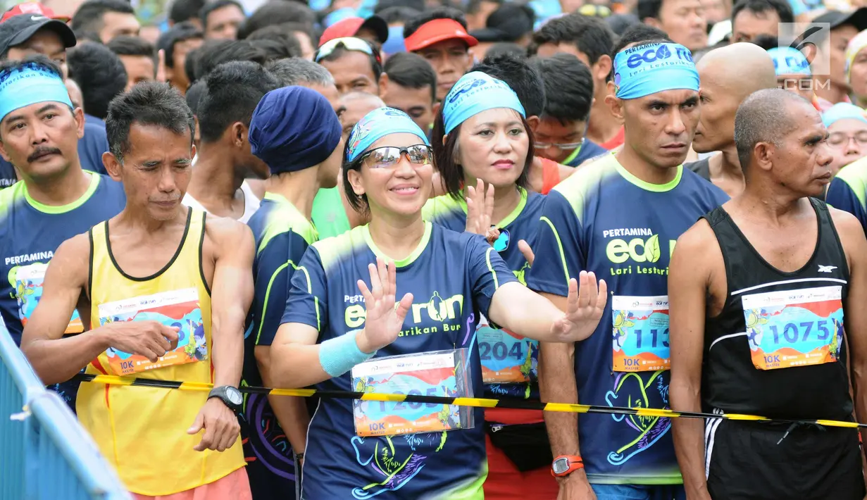 Salah satu pelari melakukan pemanasan jelang start lomba lari Pertamina Eco Run 2017 di Pantai Karnaval Ancol, Jakarta, Sabtu (16/12). Ribuan pelari ambil bagian pada lomba yang bertema Lari Lestarikan Bumi. (Liputan6.com/Helmi Fithriansyah)