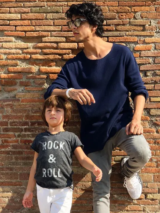 Pria yang kini berusia 21 tahun ini tampak bersama adik kecilnya, Abram yang sama tampannya. Ia mulai berkarir di dunia film sebagai Rahul kecil dalam film Kabhi Khushie Kabhi Gham. (Liputan6.com/IG/@___aryan___)