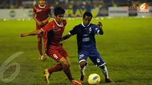 Dinan Yahdian Javier (Timnas U19 - kiri) berusaha mempertahankan bola dari hadangan Boas Artururi (PSIS) dalam laga yang digelar di Stadion Jatidiri Semarang pada Jumat 14 Februari 2014 (Liputan6.com/Helmi Fithriansyah).