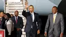 Presiden AS, Barack Obama (kedua kanan) menyapa awak media saat tiba Bandara Internasional Jomo Kenyatta, Nairobi, Kenya, (24/7/2015). Ini merupakan kunjungan pertama Obama ke kenya sebagai Presiden AS. (REUTERS/Jonathan Ernst)