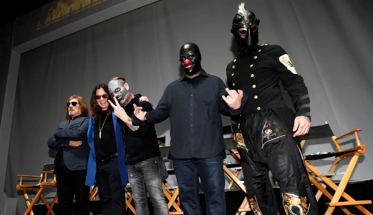 Sejumlah personil band Slipknot berpose dengan Ozzy Osbourne dari Black Sabbath di Hollywood Palladium, Los Angeles , AS , 12 Mei 2016. (REUTERS / Mario Anzuoni)