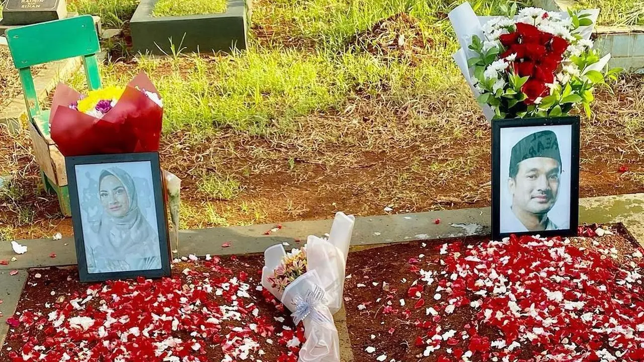 7 Potret Keluarga Haji Faisal Ziarah ke Makam Vanessa Angel dan Bibi Ardiansyah