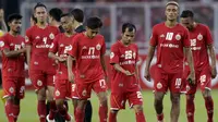 Pemain Persija Jakarta tampak lesu usai dikalahkan Ceres-Negros pada laga Piala AFC di SUGBK, Jakarta, Selasa (23/4). Persija takluk 2-3 dari Ceres-Negros. (Bola.com/M Iqbal Ichsan)