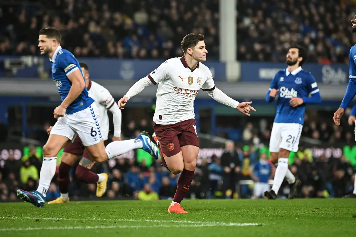 Foto: Aksi Pantang Menyerah Pemain Manchester City saat Menang Comeback di Kandang Everton
