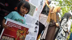 Dalam aksinya mereka membawa sejumlah surat rekomendasi yang telah dibungkus dalam bingkai yang berisi tentang menuntaskan kasus pelanggaran HAM, Jakarta, Kamis (28/4/14). (Liputan6.com/Miftahul Hayat) 