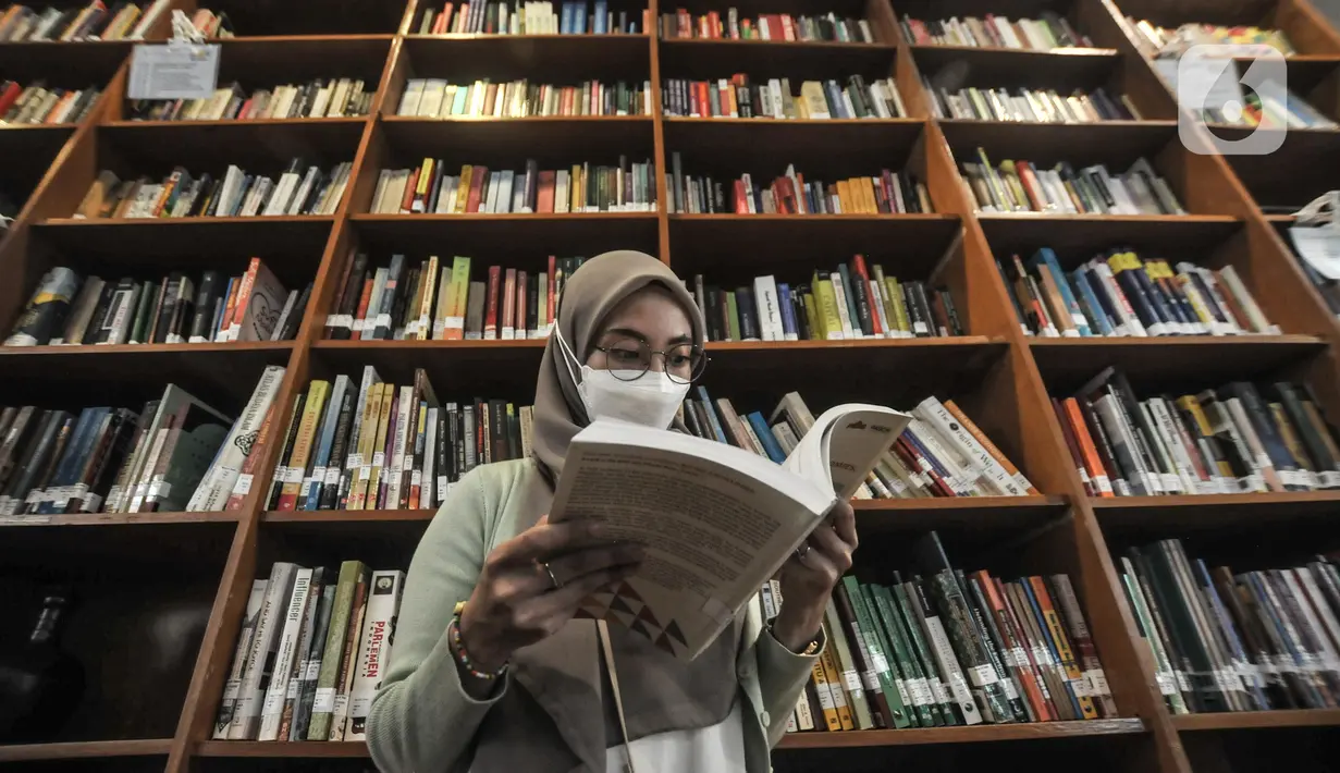 Sejumlah orang membaca buku koleksi perpustakaan Baca Di Tebet di Tebet, Jakarta Selatan, Minggu (29/5/2022). Perpustakaan Baca Di Tebet yang didirikan pada Februari lalu menjadi alternatif bagi warga yang membutuhkan ruang literasi dan diskusi dengan suasana nyaman sekaligus meningkatkan minat baca bagi generasi milenial yang dilengkapi sekitar 25.000 buku. (merdeka.com/Iqbal S Nugroho)