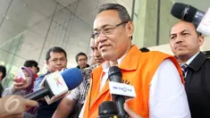 Tersangka kasus suap mantan Ketua MK Akil Mochtar terkait pilkada Lebak, Kasmin usai menjalani pemeriksaan di Gedung KPK, Jakarta, Jumat (4/9). Berkas penyidikan Kasmin sudah rampung dan segera disidangkan dalam waktu dekat. (Liputan6.com/Helmi Afandi)