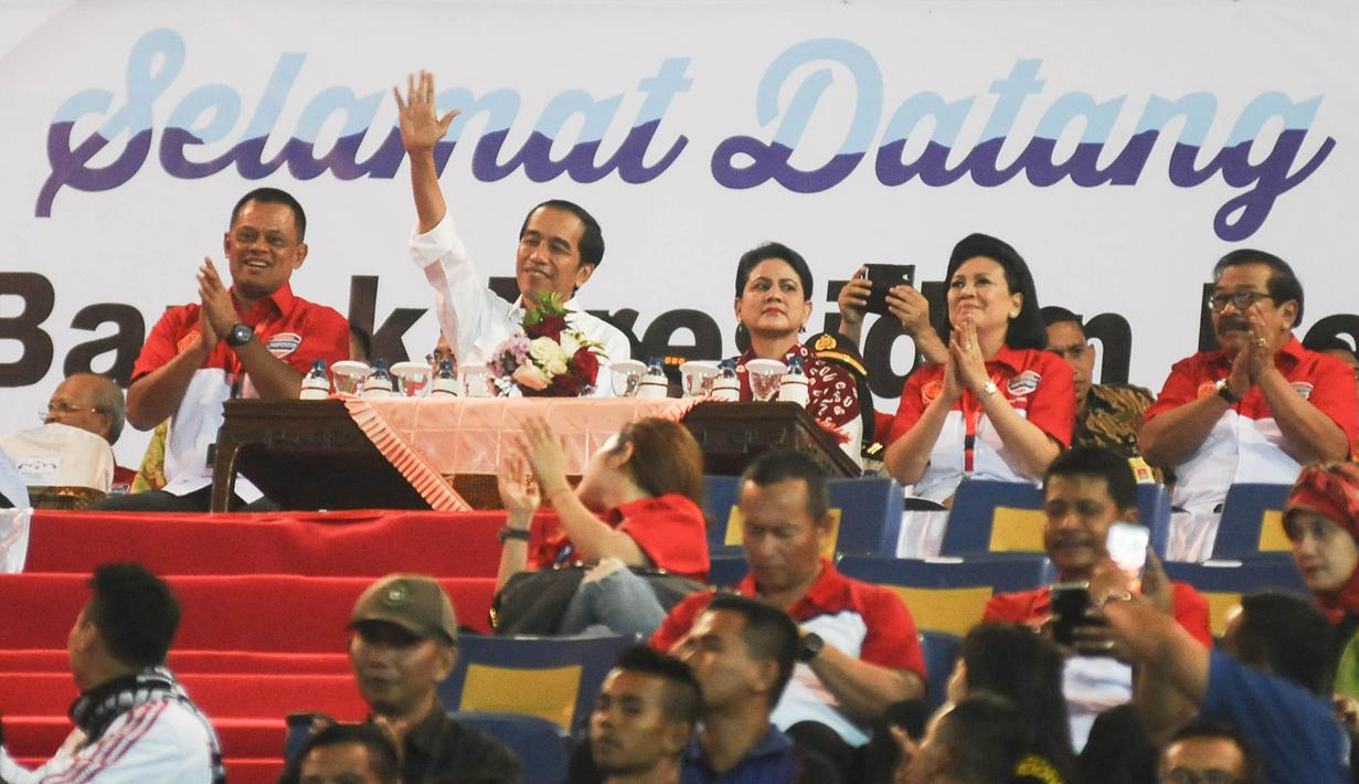 Presiden Joko Widodo bersama Panglima TNI Jenderal Gatot Nurmantyo menghadiri pembukaan Piala Jenderal Sudirman di Stadion Kanjuruhan, Malang, Selasa (10/11/2015). (Bola.com/Kevin Setiawan)
