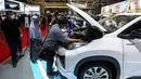 Pengunjung memeriksa mesin mobil yang dipamerkan pada hari kedua pameran Indonesia International Motor Show (IIMS) 2023 di JIExpo Kemayoran, Jakarta Pusat, Jumat (17/2/2023). IIMS 2023 yang berlangsung hingga 26 Februari mengangkat tema "Bringing Opportunity for Otomotive Society Together" (BOOST) dan menghadirkan sekitar 40 merek otomotif dengan menampilkan produk dan konsep terbaru. (Liputan6.com/Johan Tallo)