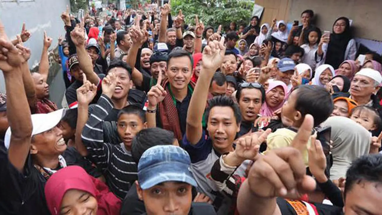 Agus sempat berdialog dengan para pedagang dan meminta kepada Agus tidak digusur jika kelak Agus terpilih sebagai gubernur DKI Jakarta