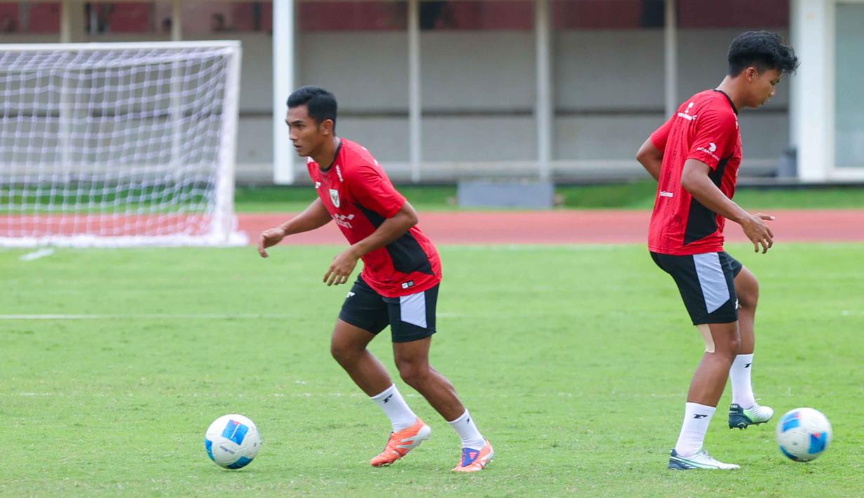 Timnas Indonesia U-22 terus mematangkan persiapan menjelang gelaran SEA Games 2025 mendatang. Tampak dalam foto, pemain Timnas Indonesia U-22 saat sesi latihan resmi jelang laga melawan Mali di Stadion Madya, Senayan, Jakarta, Jumat (14/11/2025). (Bola.com/M Iqbal Ichsan)