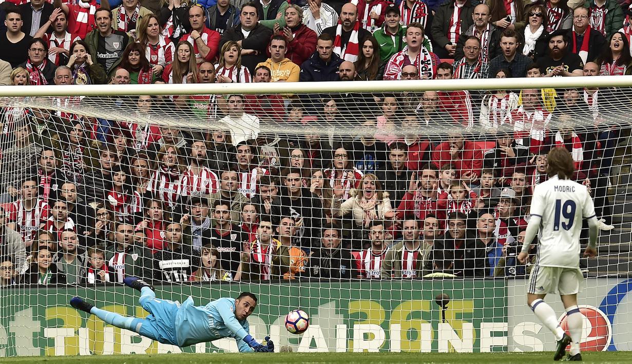 Kiper Real Madrid, Keylor Navas, berusaha menghalau bola. Pada laga tersebut Real Madrid memakai skema 4-3-3 sementara Atheletic Bilbao dengan formasi 4-2-3-1. (AP/Alvaro Barrientos)