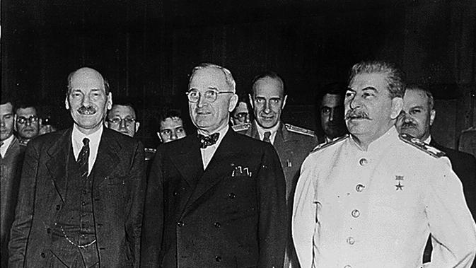 Presiden Harry S. Truman (tengah) bersama Perdana Menteri Inggris Clement Attlee (kiri) dan Pemimpin Uni Soviet Joseph Stalin saat Konferensi Potsdam 1945 (Wikimedia Commons)