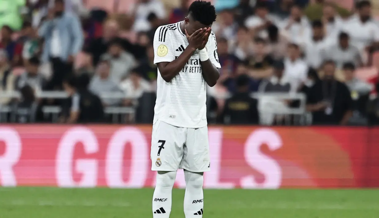 Hingga akhir babak pertama, Los Blancos tertinggal 1-4. (FADEL SENNA/AFP)