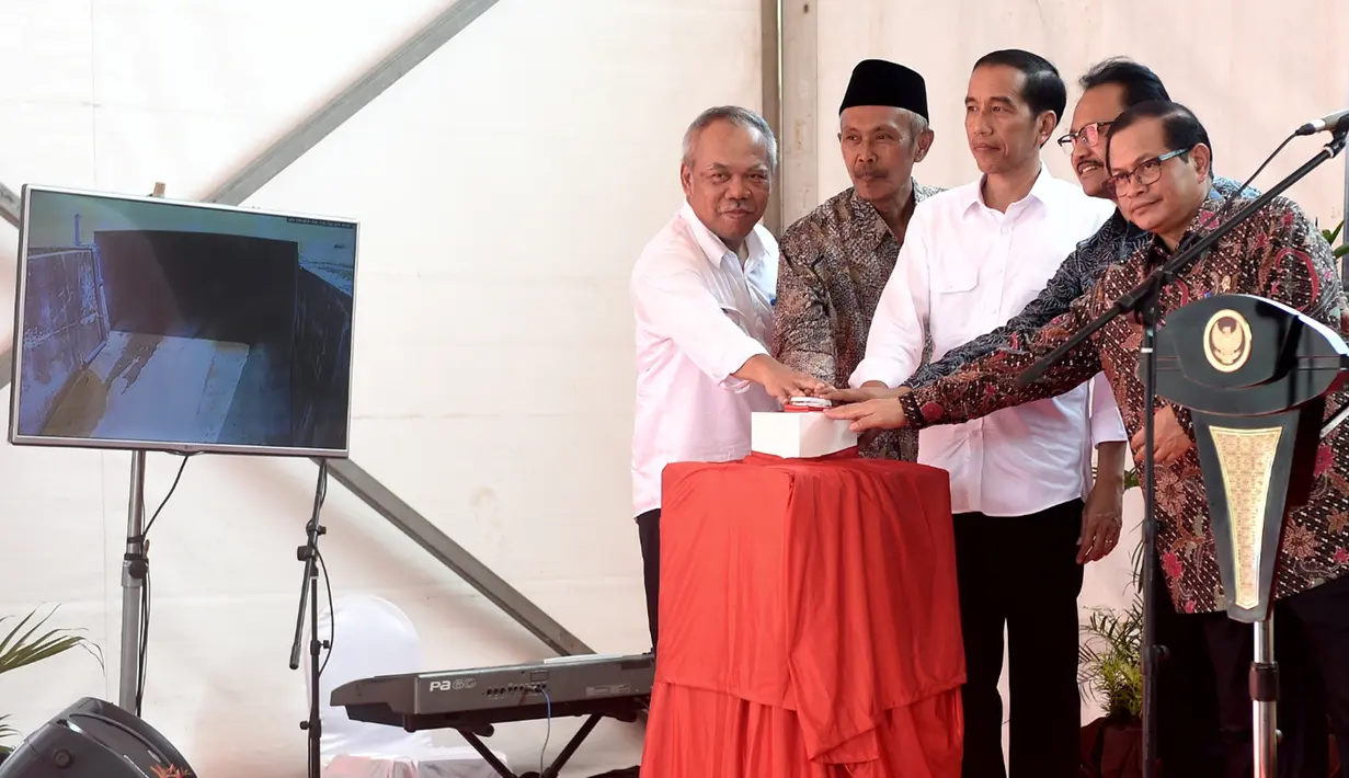 Presiden Jokowi didampingi Menteri PUPR Basuki Hadimuljono meresmikan pengoperasian Waduk Nipah di Sampang, Madura, Jatim, Sabtu (19/3). Waduk ini diharapkan bisa mengairi 1.150 hektare sawah irigasi. (Setpres/Cahyo)