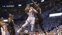Russell Westbrook melakukan penetrasi ke pertahanan Rockets pada gim ketiga play-off NBA (AFP)