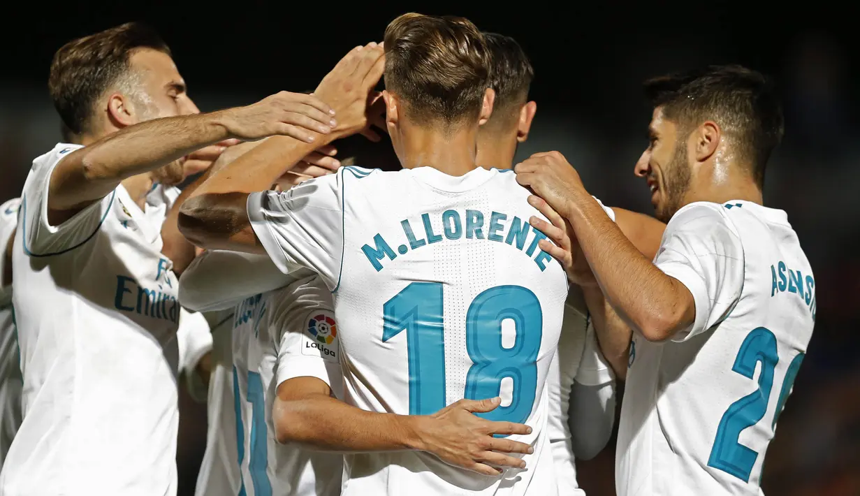 Para pemain Real Madrid merayakan gol yang dicetak Lucas Vazquez ke gawang Fuenlabrada pada laga Copa del Rey di Stadion Fernando Torres, Madrid, Kamis (26/10/2017). Fuenlabrada kalah 0-2 dari Madrid. (AP/Francisco Seco)