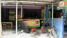Sebuah warung jamu di jalan Cipayung, Pancoran Mas, Depok dirusak keluarga korban meninggal akibat minuman keras oplosan. 
