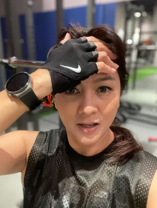 "Kalau misalnya bilang nggak itu bohong. Sempet ada ya, tapi kayaknya udah di zona aman kayaknya nggak usah," ujar Moudy. [Instagram/maudywhilhelmina]