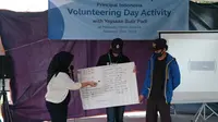 Remaja binaan Yayasan Bulir Padi belajar membuat perencanaan keuangan yang diberikan oleh karyawan Principal Indonesia pada acara “Volunteering Day Activity” di Rusunawa Marunda, Cilincing, Jakarta Utara (25/02/2023). (Liputan6.com)