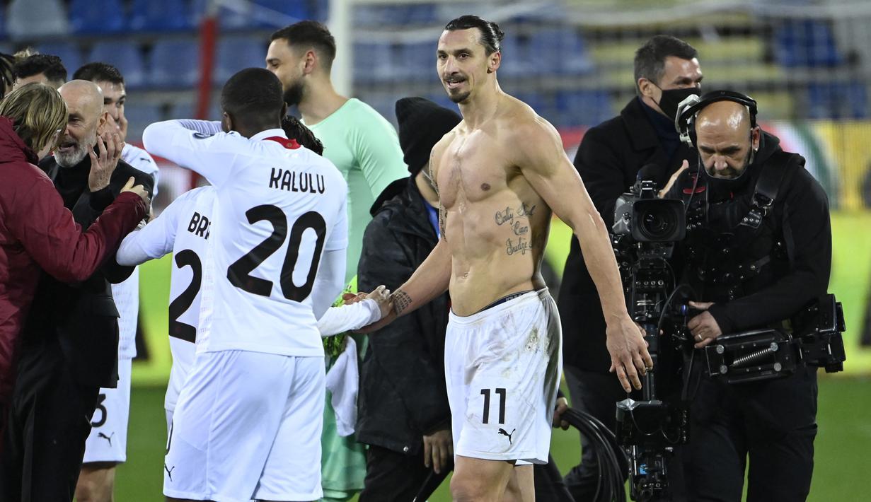 Striker AC Milan, Zlatan Ibrahimovic, melepas jerseynya usai laga melawan Cagliari pada laga Liga Italia di Sardegna Arena, Senin (19/1/2021). AC Milan menang dengan skor 2-0. (AFP/Alberto Pizzoli)