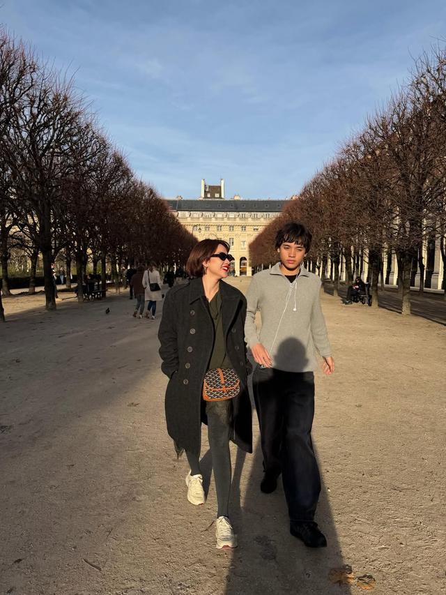 Kian keren di usia 15 tahun, begini 6 gaya Noah Sinclair anak BCL saat liburan ke Prancis dan Inggris