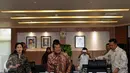 Wakil Presiden Jusuf Kalla (tengah) bersama Menpora Imam Nahrawi (kanan) dan Menko PMK, Puan Maharani jelang rapat persiapan pelaksanaan Asian Games 2018 di Jakarta, Rabu (15/3). Rapat membahas progress kesiapan. (Liputan6.com/Helmi Fithriansyah)