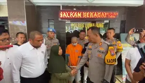 MS meminta maaf dan bersalaman dengan  Kapolres Lumajang AKBP Mohammad Zainul Rofik usai menyebut polisi menerima suap di kasus pengasuh pesantren nikahi anak di bawah umur. (Foto: Humas Polri)