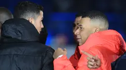 Pemain PSG, Kylian Mbappe (kiri) berbincang dengan Cristiano Ronaldo setelah laga Riyadh Season Cup antara Riyadh All-Star melawan PSG yang berlangsung di King Fahd Stadium, Riyadh, Jumat (20/1/2023) dini hari WIB. Pertemuan keduanya dimanfaatkan oleh Kylian Mbappe yang menjadikan Cristiano Ronaldo sebagai panutannya di dunia sepak bola sejak dirinya masih kecil. (AFP/Franck Fife)