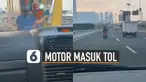 Aksi nekat dilakukan oleh pengendara motor karena masuk ke dalam tol.
