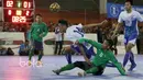 Pemain Timnas Futsal, Ardiansyah Runtuboy terjatuh saat berebut bola dengan pemain IPC Pelindo pada laga Uji Coba jelang AFF Futsal Championshi 2016 di Tifosi Sport Center, Jakarta Timur, (15/12017). Timnas menang 8-5. (Bola.com/Nicklas Hanoatubun)