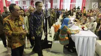 Presiden Jokowi ditemani Dirut PT BTN (Persero) Tbk berkeliling sekitar area pameran perumahan nasional Indonesia Property Expo 2017 di JCC Senayan, Jumat (11/8). Pameran itu sekaligus menyambut perayaan HUT Indonesia ke-72. (Liputan6.com/Angga Yuniar)