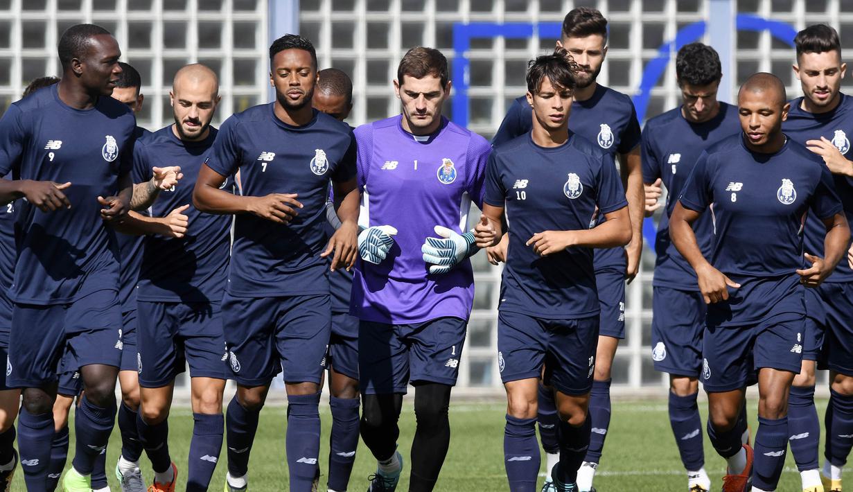 Para pemain FC Porto melakukan sesi latihan jelang laga Liga Champions di Vila Nova de Gaia, Selasa (12/9/2017). FC Porto akan berhadapan dengan Besiktas. (AFP/Miguel Riopa)