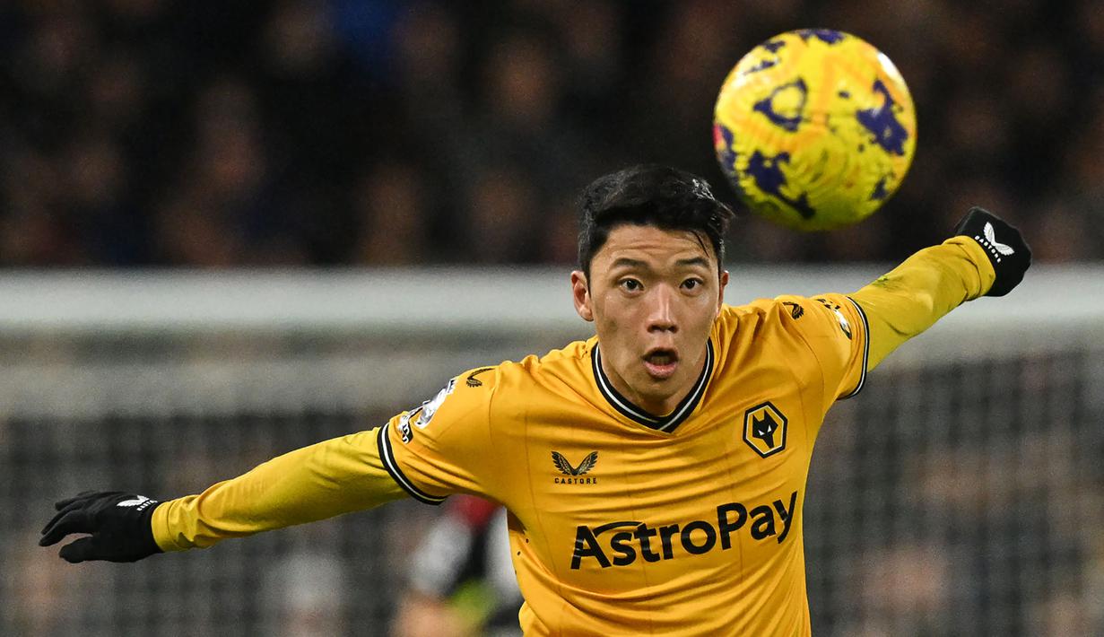 Hwang Hee-chan, striker Korea Selatan yang kini tengah menjalani musim ketiga bersama Wolverhampton Wanderers, tercatat telah mencetak 10 gol hingga pekan ke-19 Premier League 2023/2024. Ia hanya membutuhkan 8 gol lagi untuk melewati capaian Raul Jimenez sebagai top skor Wolverhampton Wanderers dalam satu musim Premier League Liga Inggris dengan 17 gol. (AFP/Glyn Kirk)