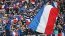 Aksi suporter Prancis merayakan kemenangan atas Islandia pada laga perempat final Piala Eropa 2016 di Stade de France, Paris, Senin (4/7/2016) dini hari WIB. (Reuters/Charles Platiau)