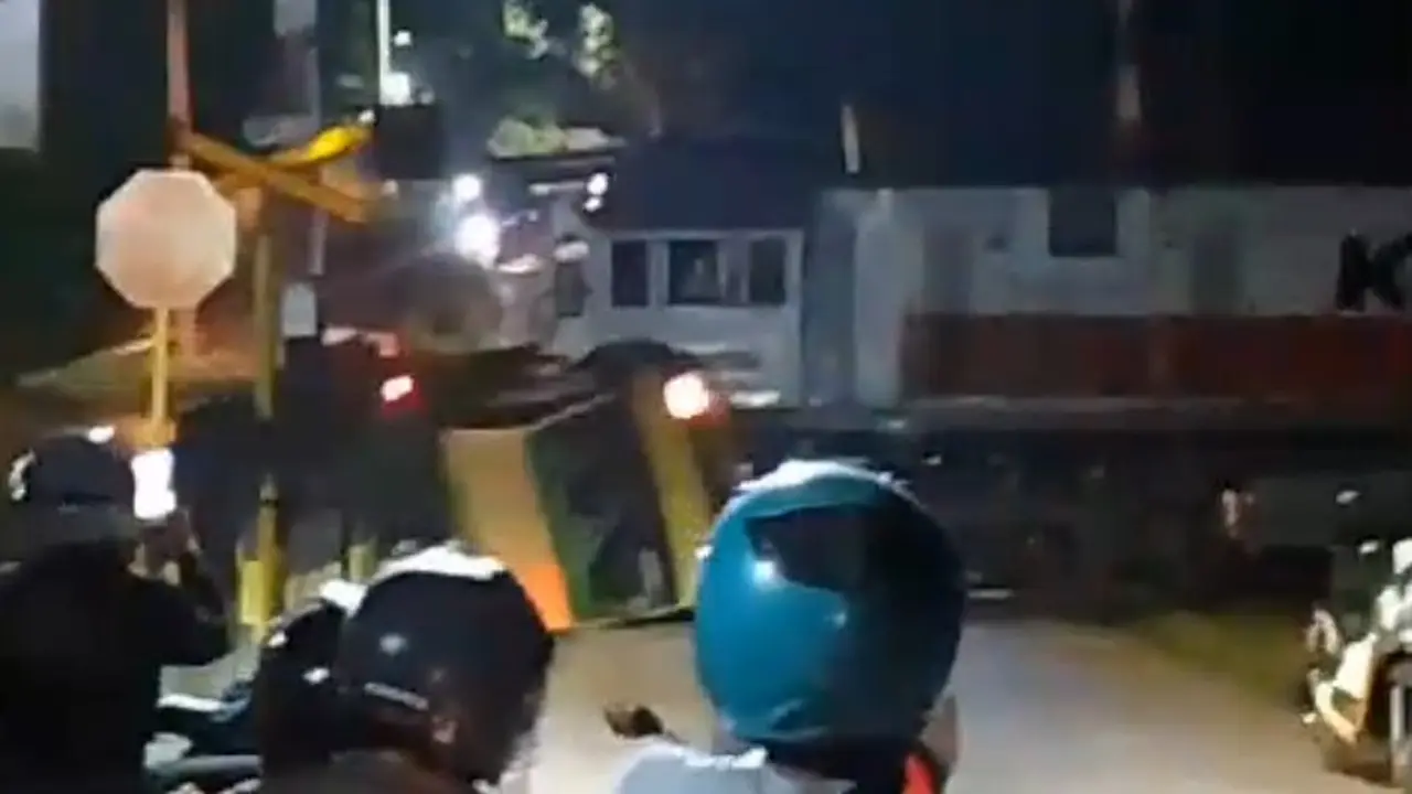 Kereta Api Pandanwangi Tabrak Truk Sarat Bermuatan Kayu di Banyuwangi (Istimewa)