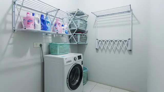 Cara Menata Tempat Cuci dan Jemur di Rumah Kecil agar Tidak Terlihat Penuh Serta Cocok untuk Rumah KPR Model Manfaatkan Dinding Vertikal