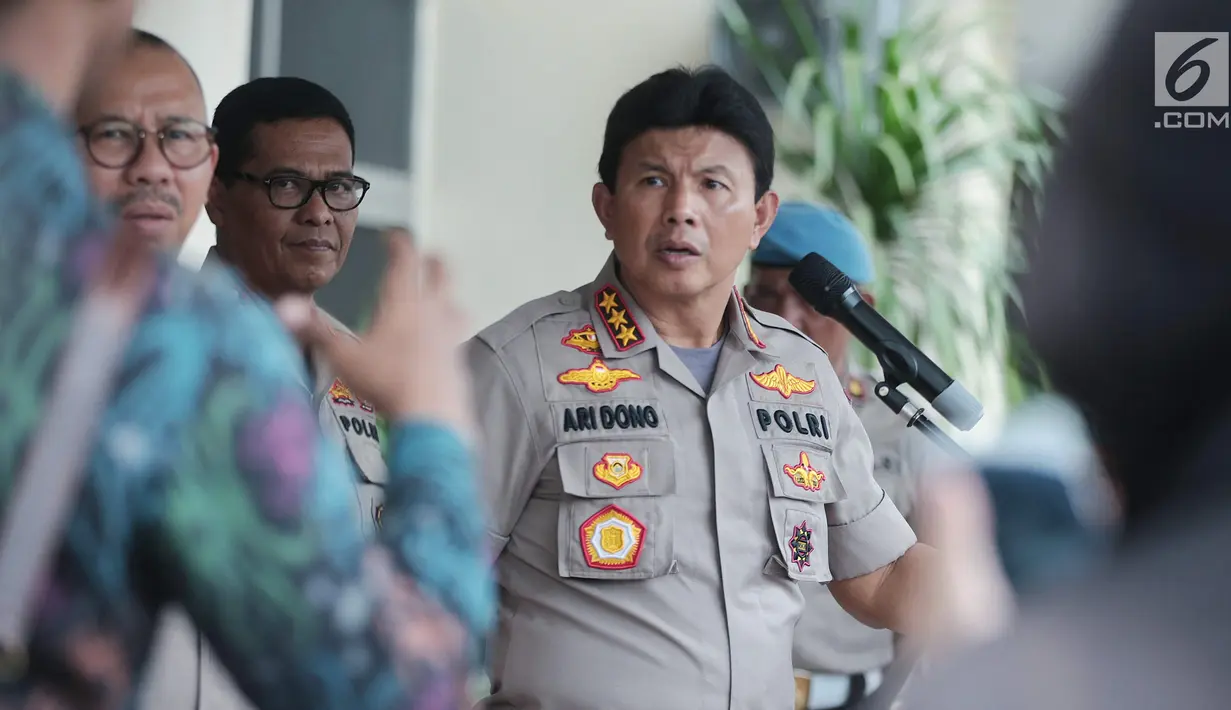 Wakapolri Komjen Ari Dono Sukmanto memberi penjelasan terkait kondisi Palu pascagempa dan tsunami di Jakarta, Selasa (2/10). Polisi mengatakan akan menindak warga yang mengambil uang dan barang-barang berharga lain. (Liputan6.com/Faizal Fananai)
