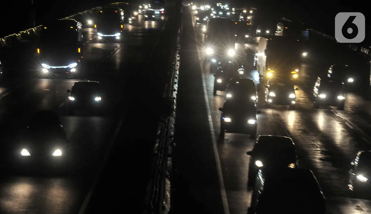 <p>Suasana arus kendaraan pemudik saat melintasi Jalan Tol Jakarta-Cikampek, Karawang, Jawa Barat, Kamis (28/4/2022). Arus lalu lintas kendaraan pemudik terpantau ramai lancar usai diberlakukan sistem satu arah atau One Way di ruas Tol Jakarta-Cikampek KM 47 hingga Tol Kalikangkung KM 414. (merdeka.com/Iqbal S Nugroho)</p>